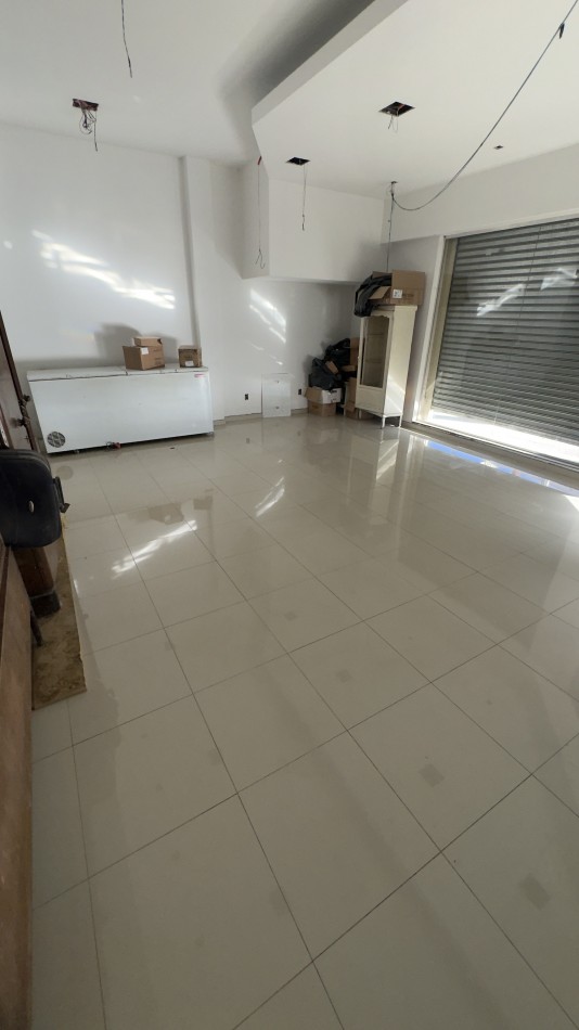 LOCAL COMERCIAL EN CALLE FRAY MAMERTO ESQUIU
