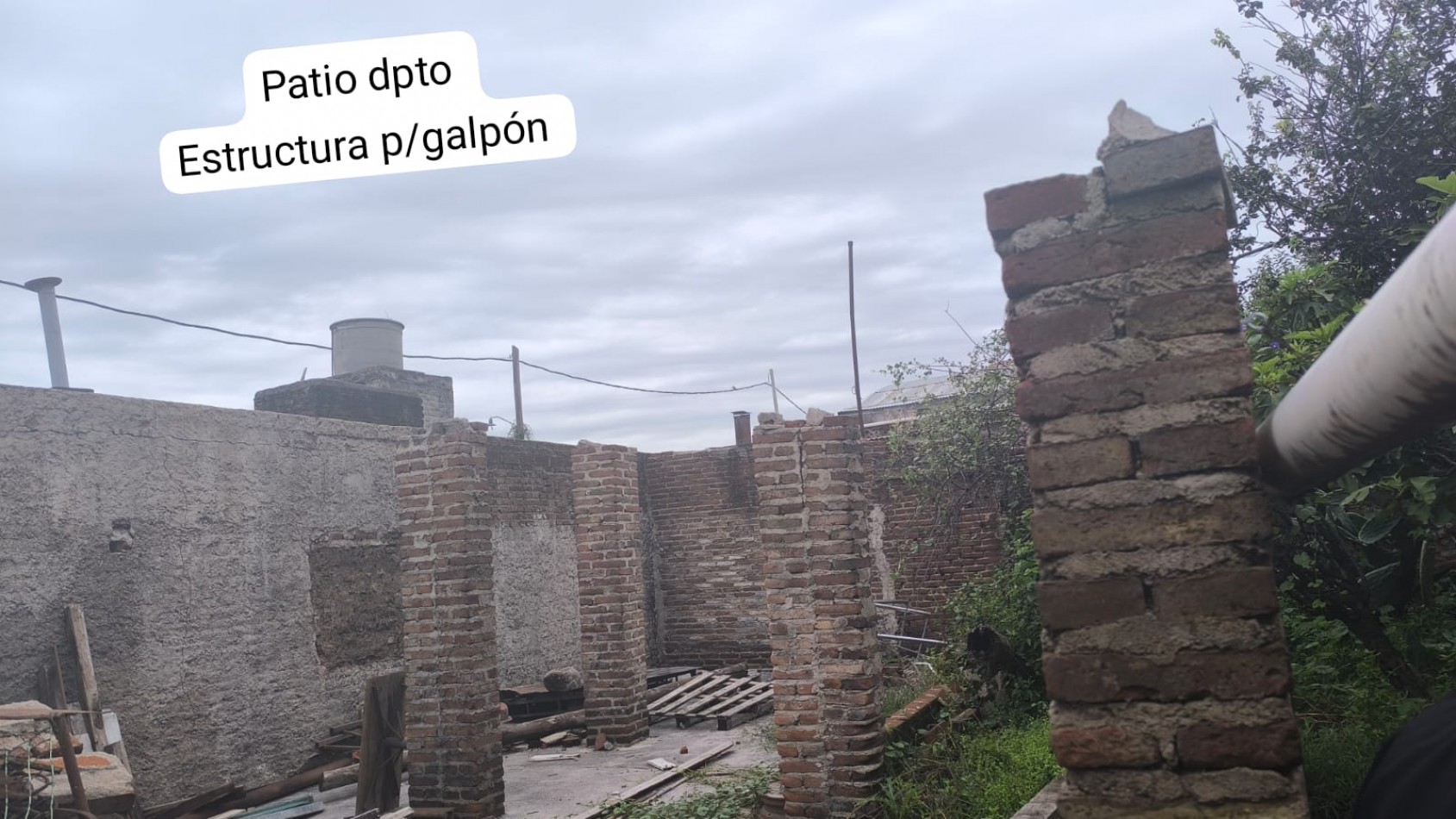 INVERSION UNICA!  2 propiedades al precio de una, Casa + 2 Deptos + 2 depositos y resto estructura semi cerrada p/galpones