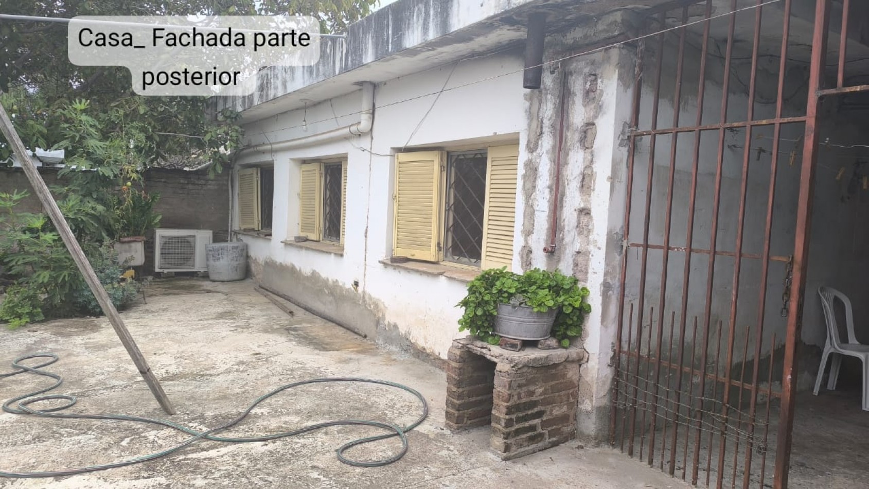 INVERSION UNICA!  2 propiedades al precio de una, Casa + 2 Deptos + 2 depositos y resto estructura semi cerrada p/galpones