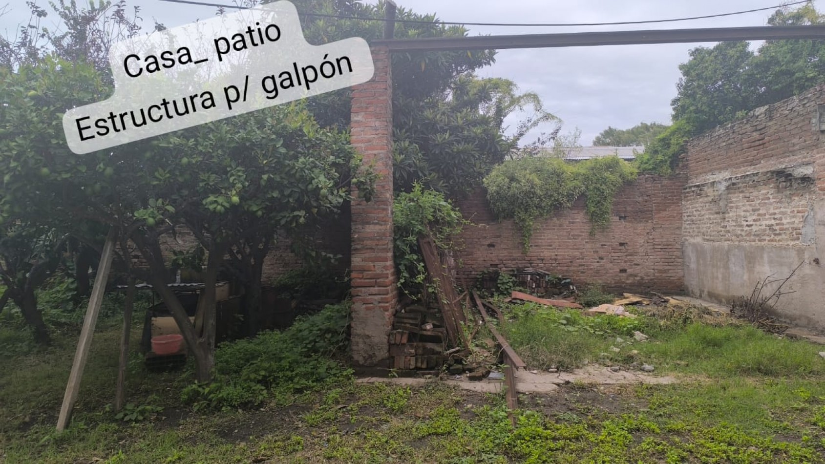 INVERSION UNICA!  2 propiedades al precio de una, Casa + 2 Deptos + 2 depositos y resto estructura semi cerrada p/galpones