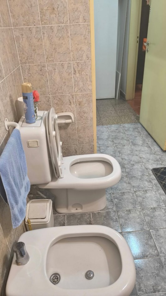 INVERSION UNICA!  2 propiedades al precio de una, Casa + 2 Deptos + 2 depositos y resto estructura semi cerrada p/galpones