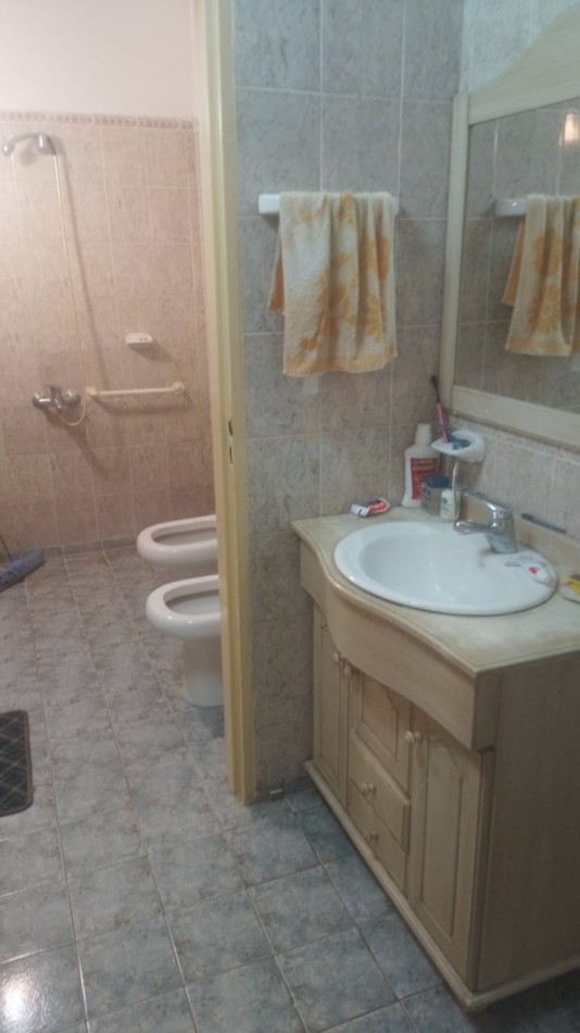 INVERSION UNICA!  2 propiedades al precio de una, Casa + 2 Deptos + 2 depositos y resto estructura semi cerrada p/galpones