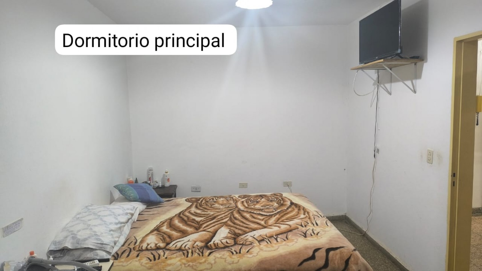 INVERSION UNICA!  2 propiedades al precio de una, Casa + 2 Deptos + 2 depositos y resto estructura semi cerrada p/galpones