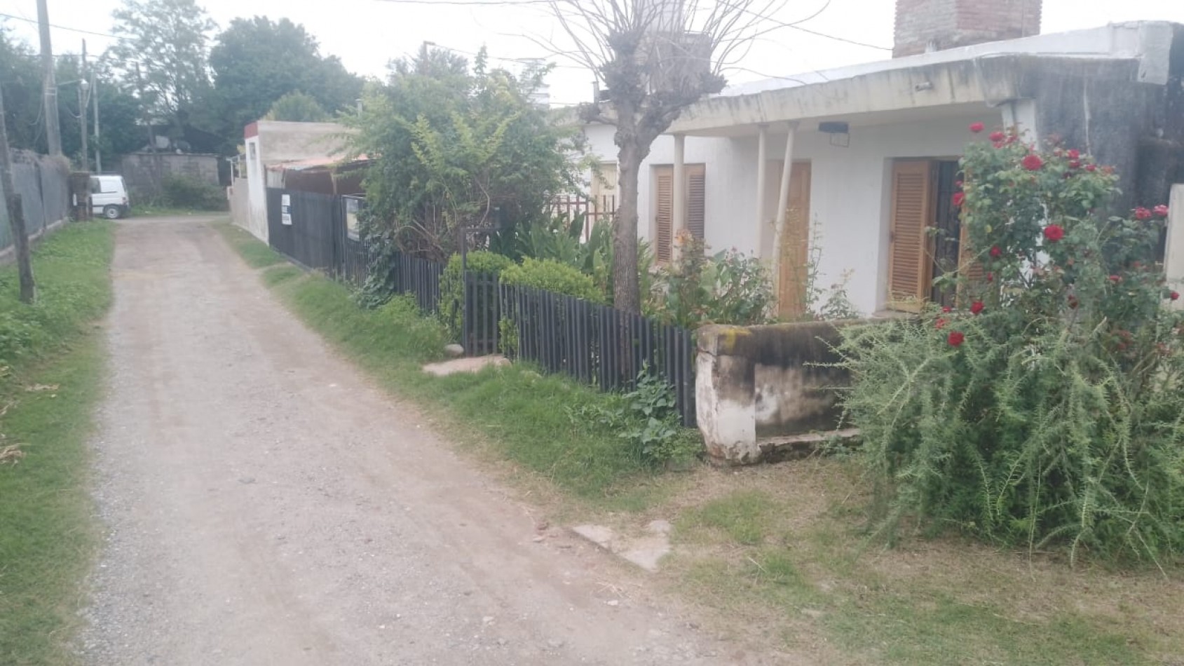 INVERSION UNICA!  2 propiedades al precio de una, Casa + 2 Deptos + 2 depositos y resto estructura semi cerrada p/galpones