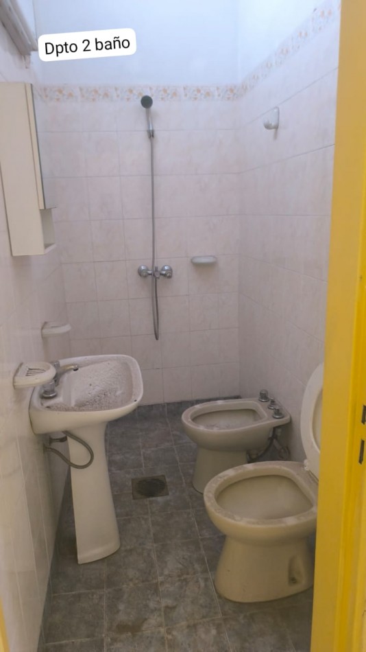 INVERSION UNICA!  2 propiedades al precio de una, Casa + 2 Deptos + 2 depositos y resto estructura semi cerrada p/galpones