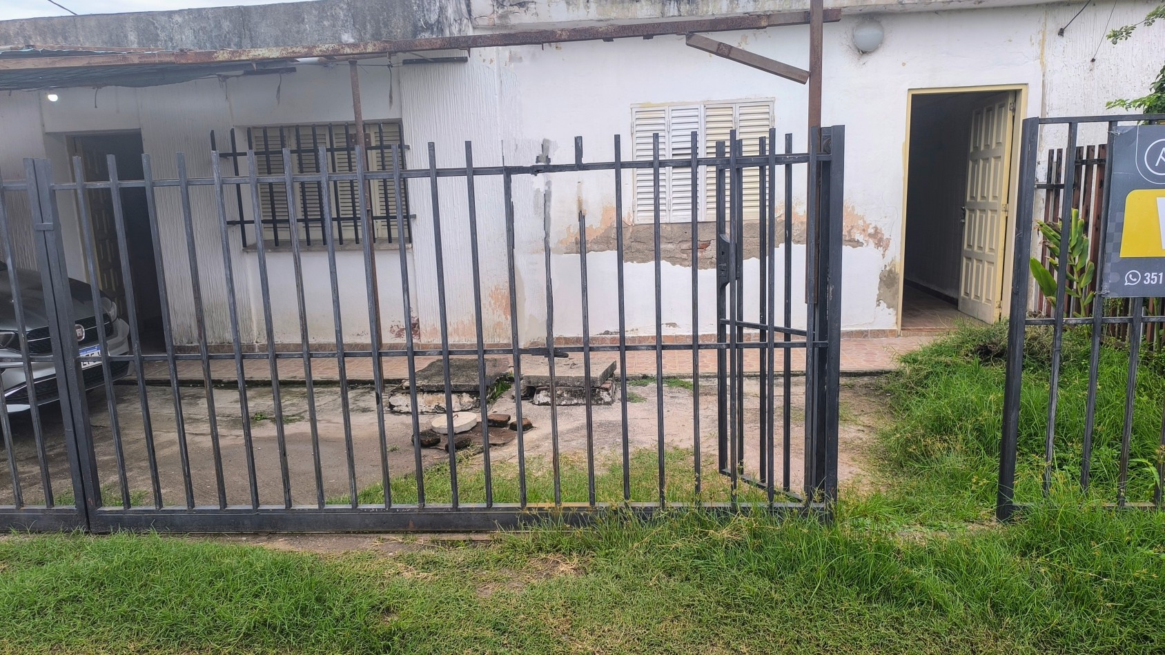 INVERSION UNICA!  2 propiedades al precio de una, Casa + 2 Deptos + 2 depositos y resto estructura semi cerrada p/galpones