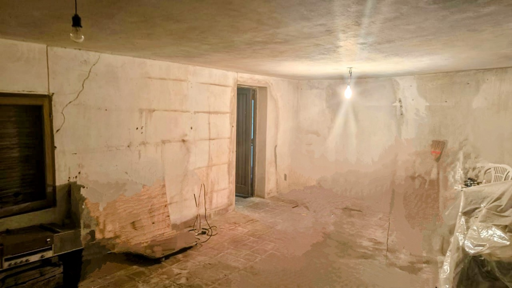 INVERSION UNICA!  2 propiedades al precio de una, Casa + 2 Deptos + 2 depositos y resto estructura semi cerrada p/galpones
