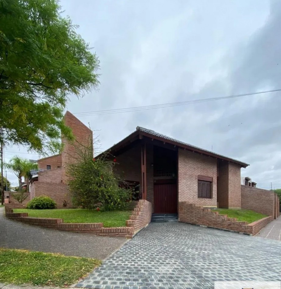 VENDO Casa APTO CREDITO Casa de categoria a minutos del centro - Seguridad, confort y pileta