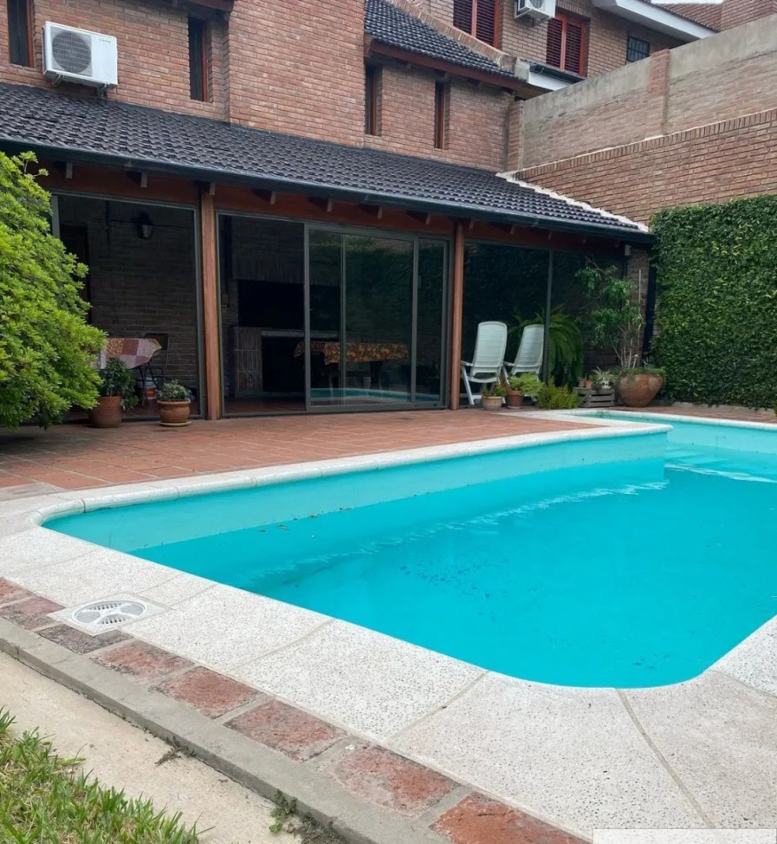 VENDO Casa APTO CREDITO Casa de categoria a minutos del centro - Seguridad, confort y pileta