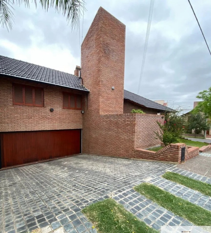 VENDO Casa APTO CREDITO Casa de categoria a minutos del centro - Seguridad, confort y pileta