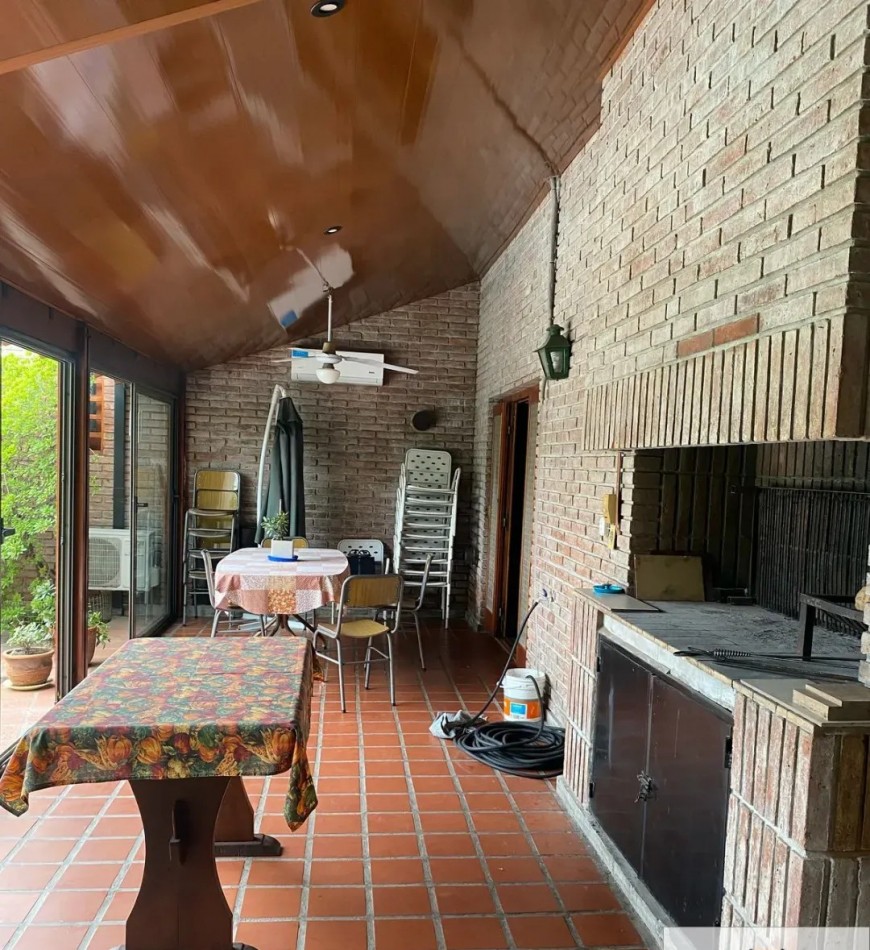 VENDO Casa APTO CREDITO Casa de categoria a minutos del centro - Seguridad, confort y pileta