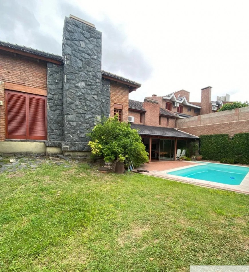 VENDO Casa APTO CREDITO Casa de categoria a minutos del centro - Seguridad, confort y pileta