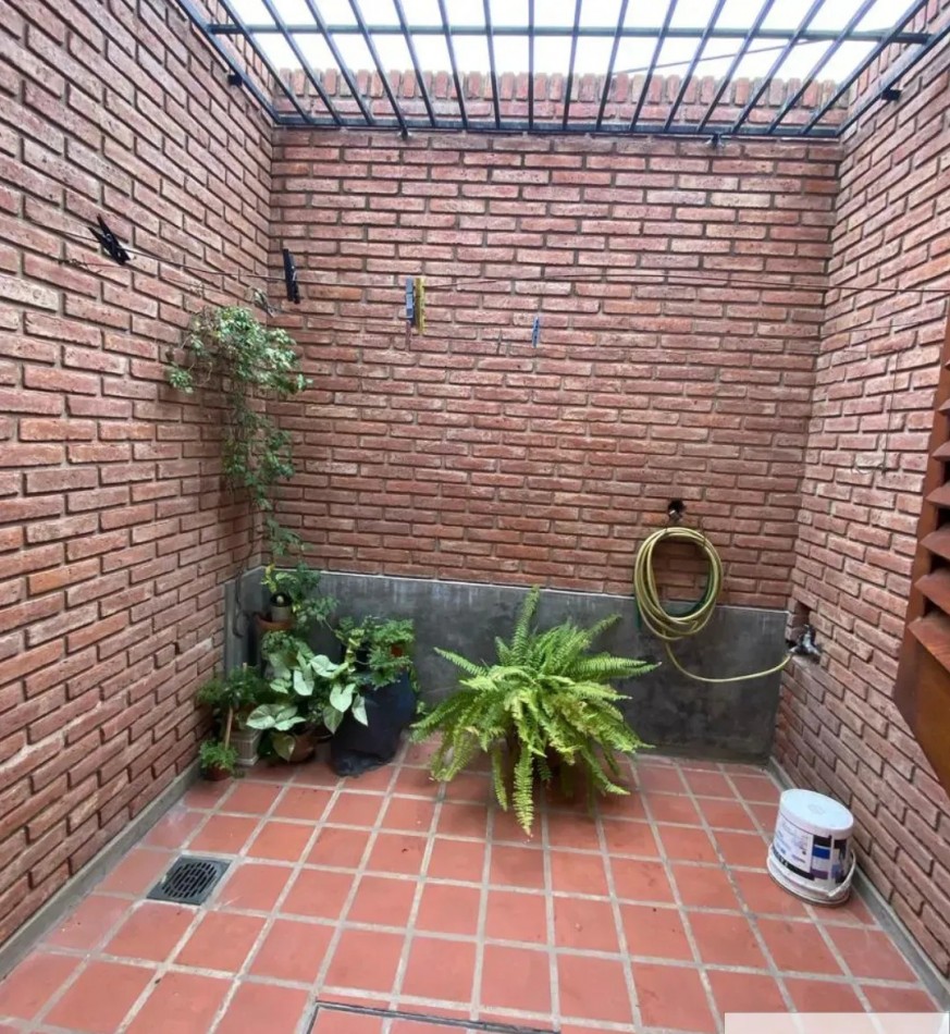 VENDO Casa APTO CREDITO Casa de categoria a minutos del centro - Seguridad, confort y pileta