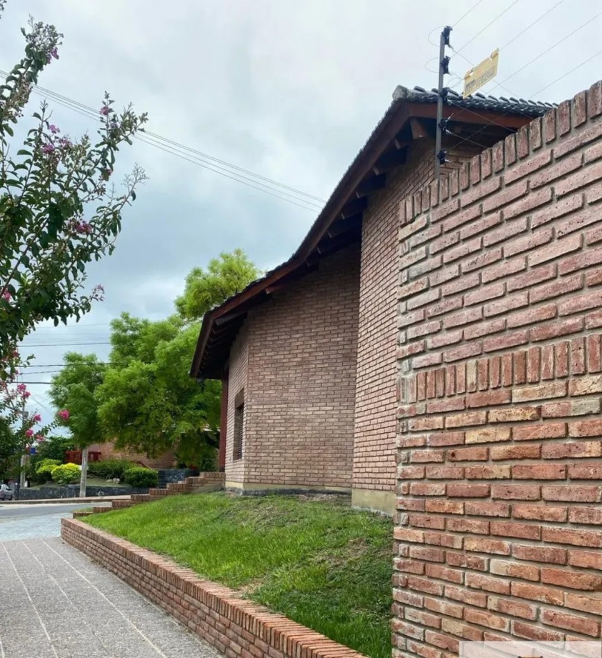 VENDO Casa APTO CREDITO Casa de categoria a minutos del centro - Seguridad, confort y pileta