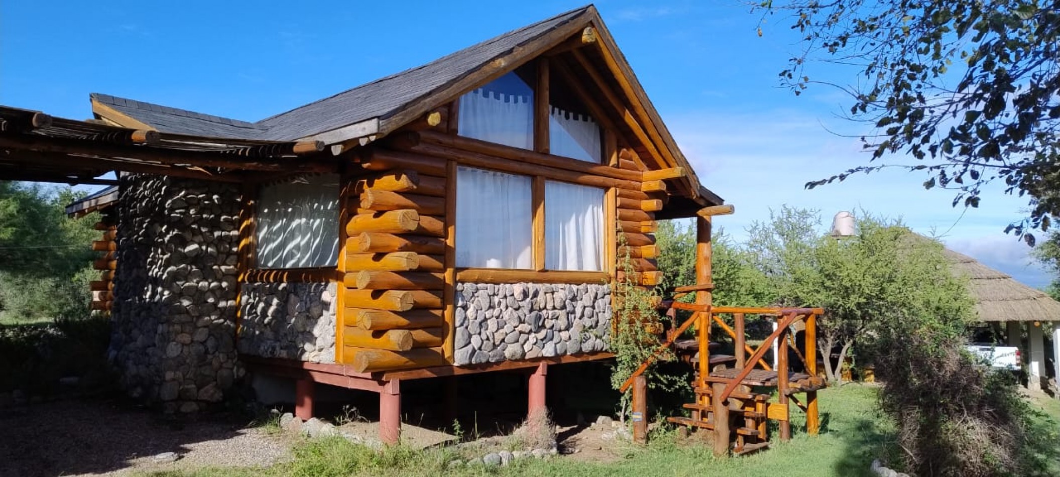 VENDE CASA Y 4 CABAÑAS EN SIERRAS MARIANAS VILLA DE LA QUEBRADA