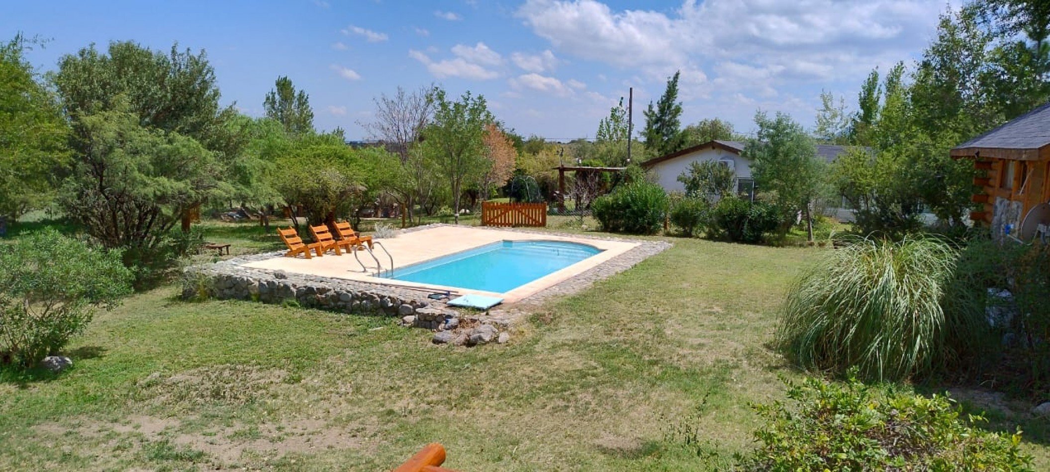 VENDE CASA Y 4 CABAÑAS EN SIERRAS MARIANAS VILLA DE LA QUEBRADA