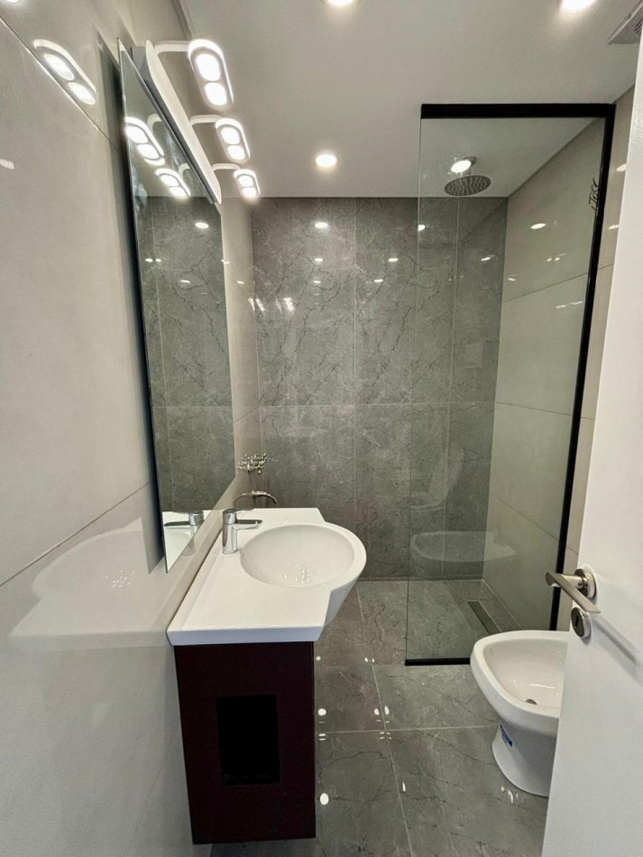 DEPARTAMENTO 3 AMB CON BALCON TERRAZA Y DEPENDENCIA DE SERVICIO EN EL CENTRO
