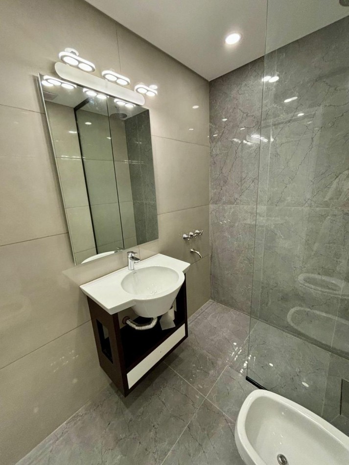 DEPARTAMENTO 3 AMB CON BALCON TERRAZA Y DEPENDENCIA DE SERVICIO EN EL CENTRO