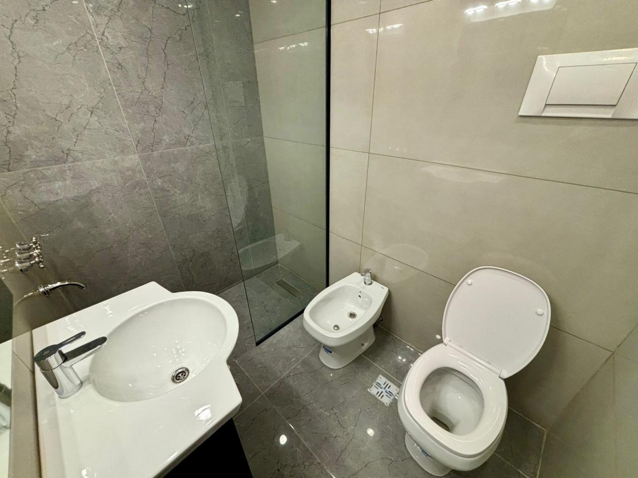 DEPARTAMENTO 3 AMB CON BALCON TERRAZA Y DEPENDENCIA DE SERVICIO EN EL CENTRO