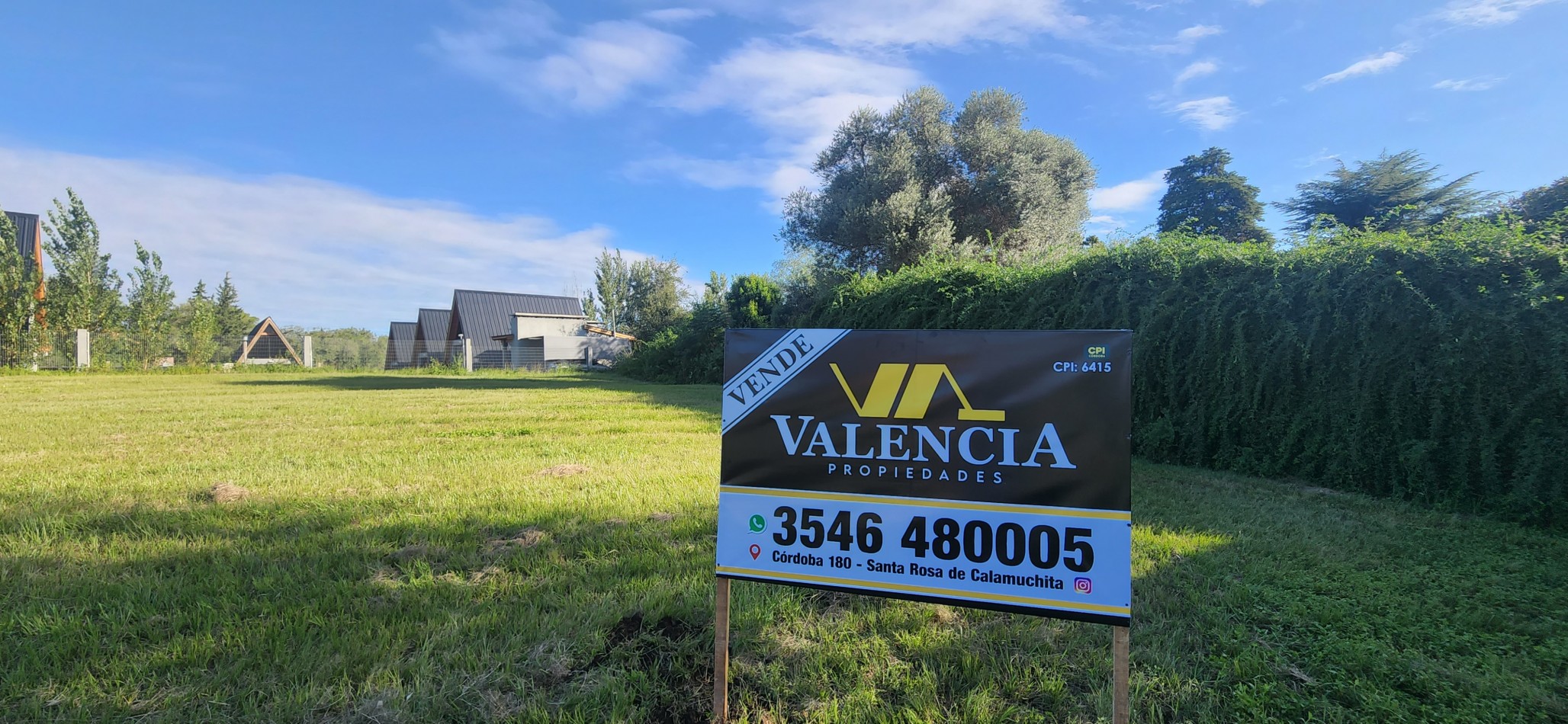 VENTA LOTE CON HERMOSA VISTA A LAS SIERRAS CHICAS SOBRE CALLE DE INGRESO PRINCIPAL 