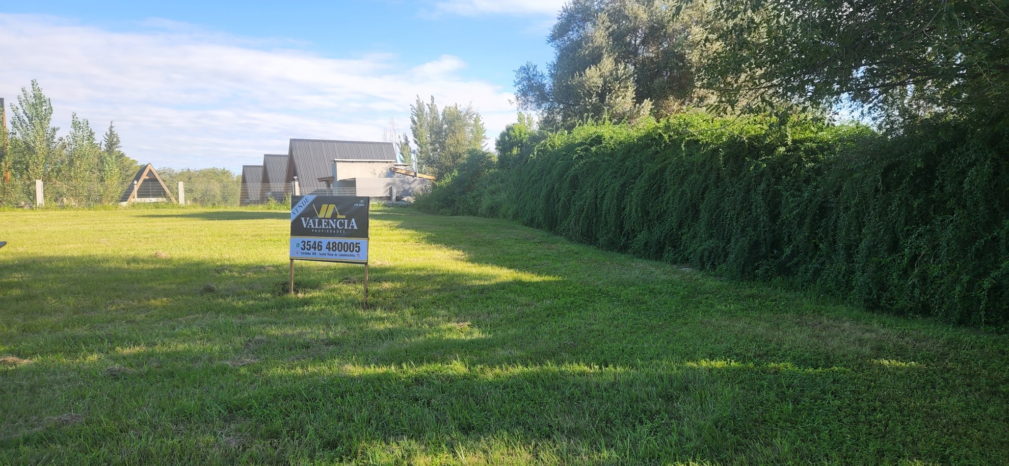 VENTA LOTE CON HERMOSA VISTA A LAS SIERRAS CHICAS SOBRE CALLE DE INGRESO PRINCIPAL 