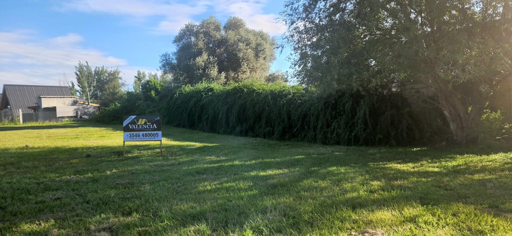 VENTA LOTE CON HERMOSA VISTA A LAS SIERRAS CHICAS SOBRE CALLE DE INGRESO PRINCIPAL 