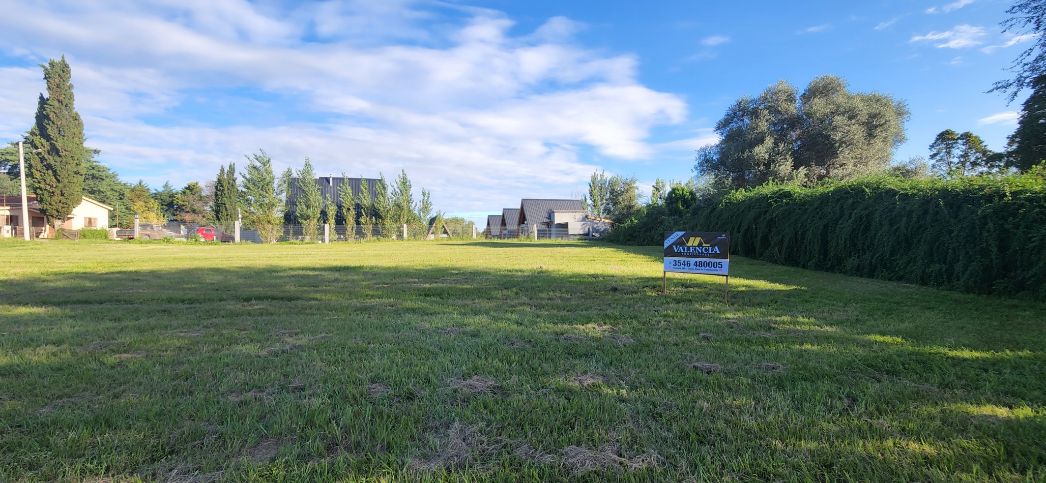 VENTA LOTE CON HERMOSA VISTA A LAS SIERRAS CHICAS SOBRE CALLE DE INGRESO PRINCIPAL 