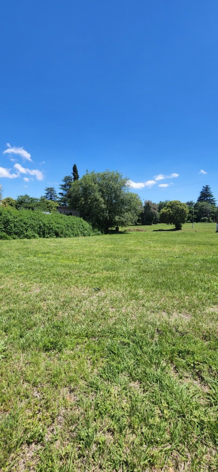 VENTA LOTE CON HERMOSA VISTA A LAS SIERRAS CHICAS SOBRE CALLE DE INGRESO PRINCIPAL 
