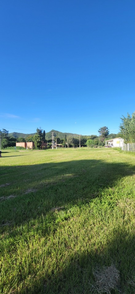 VENTA LOTE CON HERMOSA VISTA A LAS SIERRAS CHICAS SOBRE CALLE DE INGRESO PRINCIPAL 