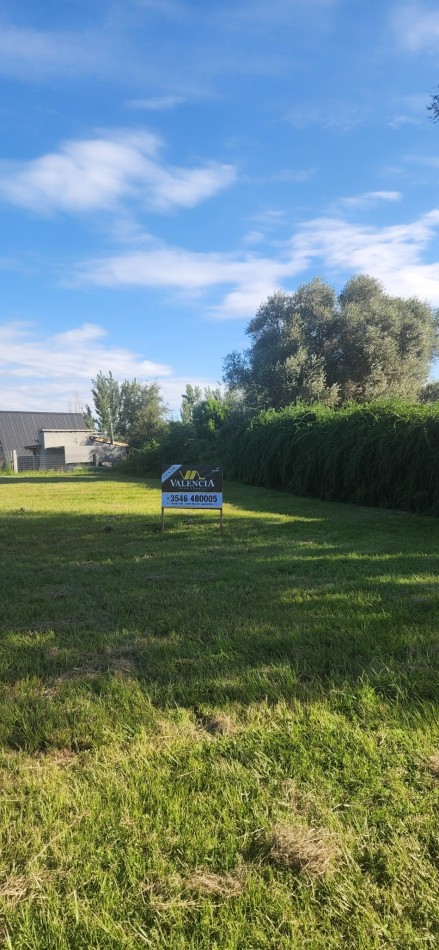 VENTA LOTE CON HERMOSA VISTA A LAS SIERRAS CHICAS SOBRE CALLE DE INGRESO PRINCIPAL 