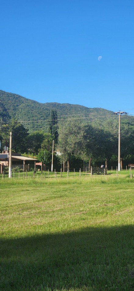 VENTA LOTE CON HERMOSA VISTA A LAS SIERRAS CHICAS SOBRE CALLE DE INGRESO PRINCIPAL 