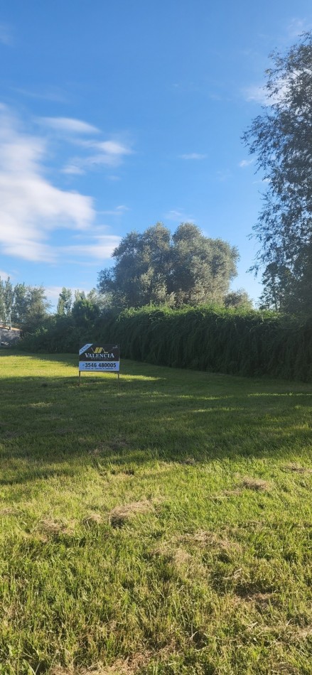 VENTA LOTE CON HERMOSA VISTA A LAS SIERRAS CHICAS SOBRE CALLE DE INGRESO PRINCIPAL 