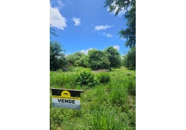 Venta lote amplio con hermosa arboleda lyz y agua en puerta cercado Santa Monica Calamuchita